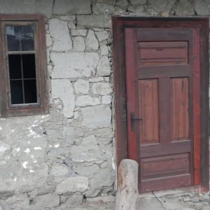 Vstupné dvere, plná vonkajšia výplň – „chlopeň“