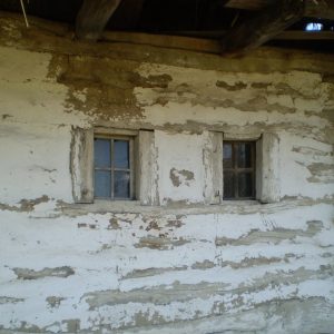 Zrubová stena chyžky s okennými otvormi