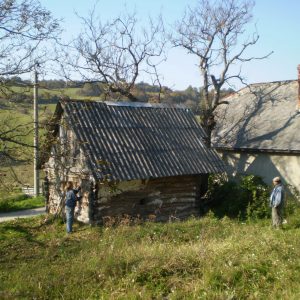 Pohľad na komoru z priľahlej poľnohospodárskej pôdy